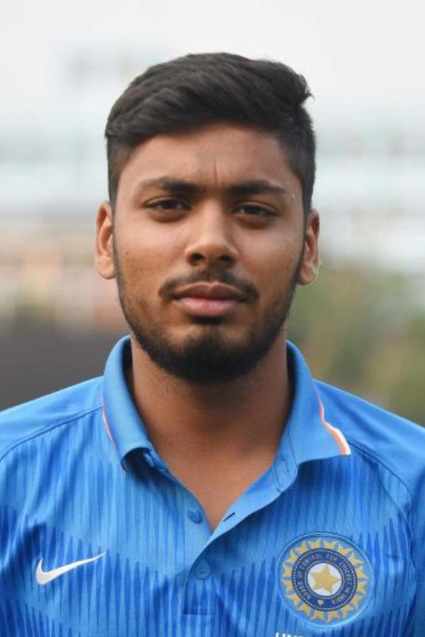 টেস্ট হারের পরের দিনই আবেশ খানকে নেওয়া হল দলে। চোটের কারণে দলে না থাকা শামির বদলি হিসাবে তাঁকে নেওয়া হয়েছে। যদিও দ্বিতীয় টেস্টে তিনি সুযোগ পাবেন কি না তা নিয়ে প্রশ্ন রয়েছে।