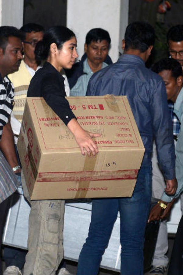 সূত্রের খবর, বন্যার জলে সেই টাকার একটা অংশ নষ্ট হয়ে গিয়েছে! টাকার অঙ্কও নেহাত কম নয়— প্রায় দু’কোটি।