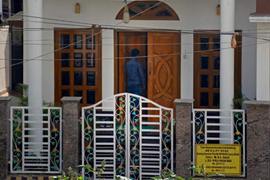 বছর পাঁচেক আগে দাসপুরের সোনা প্রতারণা মামলায় নাম জড়ায় ভারতী এবং তাঁর ‘ঘনিষ্ঠ’ একাধিক পুলিশ আধিকারিকের। ভারতী ও তাঁর ‘ঘনিষ্ঠ’ পুলিশ অফিসারদের বাড়িতে তল্লাশি চালানোর সময়ে কোটি-কোটি টাকা উদ্ধার হয়েছিল বলে দাবি সিআইডির। 