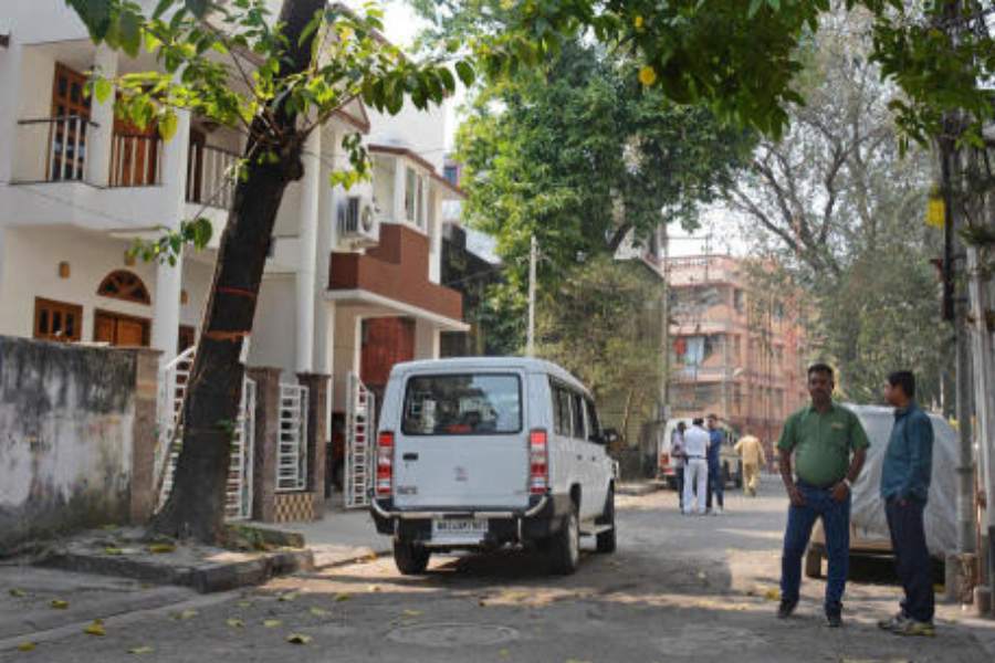 আদালতের অনুমতি নিয়েই সেই টাকা ঘাটাল মহকুমা ট্রেজারিতে রাখা হয়েছিল। এর দু’বছর আগে পুরনো পাঁচশো ও হাজার টাকার নোট বাতিল করেছিল কেন্দ্র। কিন্তু সিআইডির দাবি, ভারতী ও তাঁর ‘ঘনিষ্ঠ’দের বাড়ি থেকে পুরনো নোটই উদ্ধার হয়েছিল। 