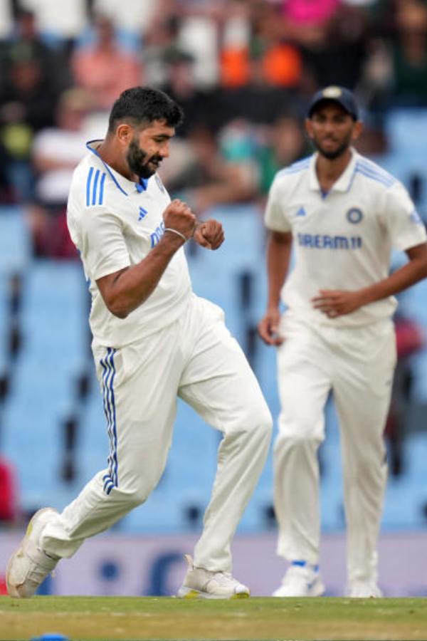 প্রথম টেস্টে ভারতের প্রথম একাদশে চার পেসার ছিলেন যশপ্রীত বুমরা, মহম্মদ সিরাজ, প্রসিদ্ধ কৃষ্ণ এবং শার্দূল ঠাকুর। দলে রয়েছেন মুকেশ কুমারও।