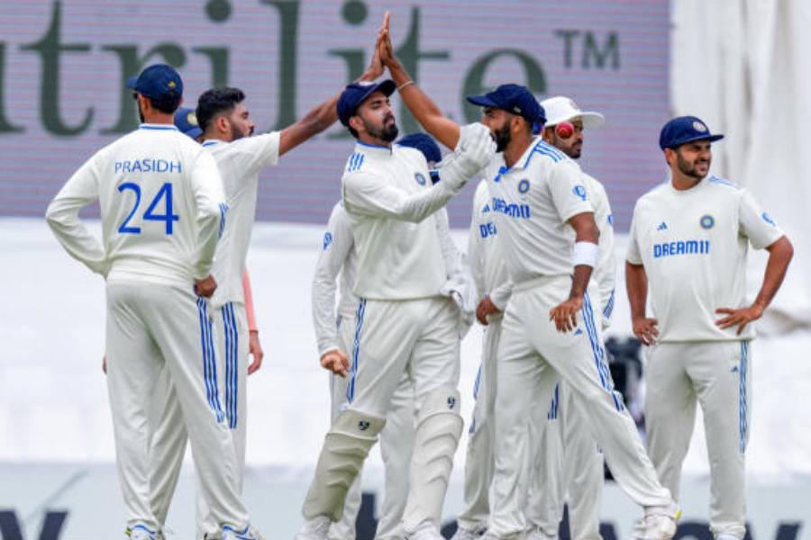 প্রথম টেস্টে ভারতের প্রথম একাদশে ছিলেন রোহিত শর্মা, যশস্বী জয়সওয়াল, শুভমন গিল, বিরাট কোহলি, শ্রেয়স আয়ার, লোকেশ রাহুল, অশ্বিন, শার্দূল, বুমরা, সিরাজ, প্রসিদ্ধ এবং সিরাজ।