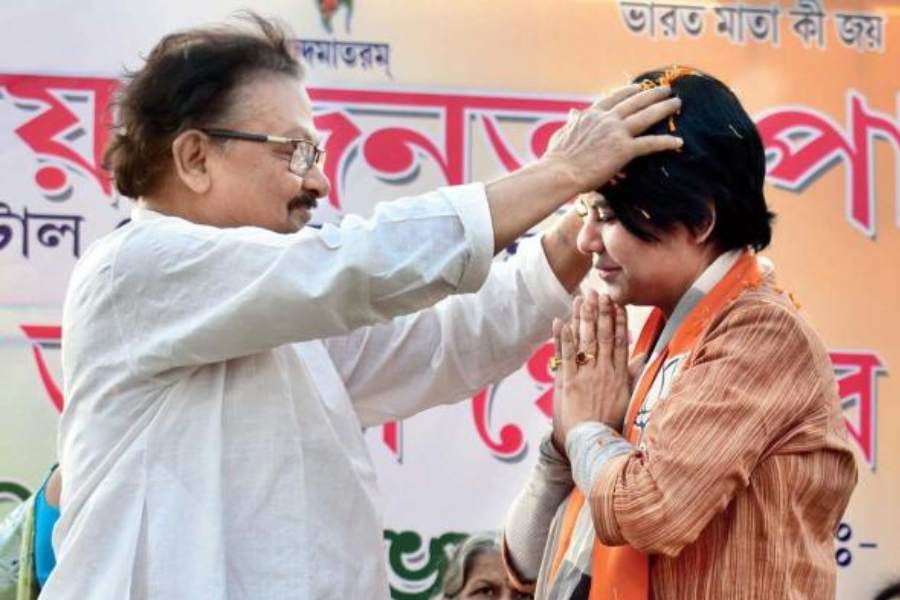  ঘাটাল মহকুমা বার অ্যাসোসিয়েশনের সভাপতি সুজিত হাজরা বলেন, ‘‘বন্যার জলে টাকা নষ্ট হয়ে গেলে তৎক্ষণাৎ কী প্রশাসনিক ব্যবস্থা নেওয়া হয়েছিল, তা তদন্ত-সাপেক্ষ। তবে কেউ দায় এড়াতে পারেন না।’’