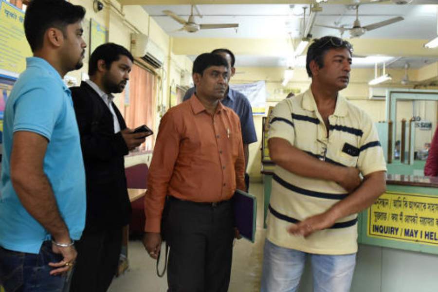 ঘাটালের মহকুমাশাসক সুমন বিশ্বাসের দাবি, ‘‘গভীর রাতে জল ঢুকেছিল অফিসে। তখন পরিস্থিতি মোকাবিলায় যাবতীয় পদক্ষেপ করা হয়েছিল।’’