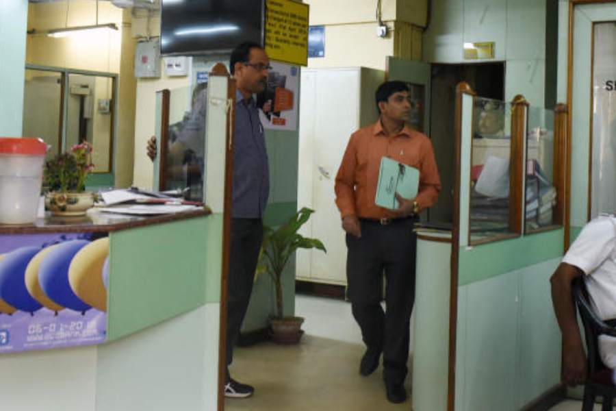 পুলিশ সূত্রে অভিযোগ, নোটবন্দির সময়ে পুরনো পাঁচশো-হাজার টাকার নোট দিয়ে চড়া দামে সোনা কেনার চক্রের সঙ্গে জড়িত ছিলেন ভারতী, ঘাটাল ও দাসপুরের প্রাক্তন ওসি, সিআই-সহ বেশ কয়েক জন। সকলেই এখন জামিনে মুক্ত। 