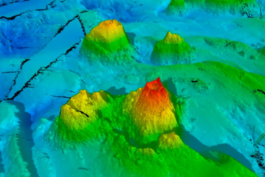 ইন্ডিয়া টুডের প্রতিবেদনে প্রকাশ, দক্ষিণ মহাসাগরের নির্দিষ্ট একটি এলাকায় চার হাজার মিটার গভীরে আটটি সুপ্ত আগ্নেয়গিরির অস্তিত্বের প্রমাণ আগেই পাওয়া গিয়েছিল।