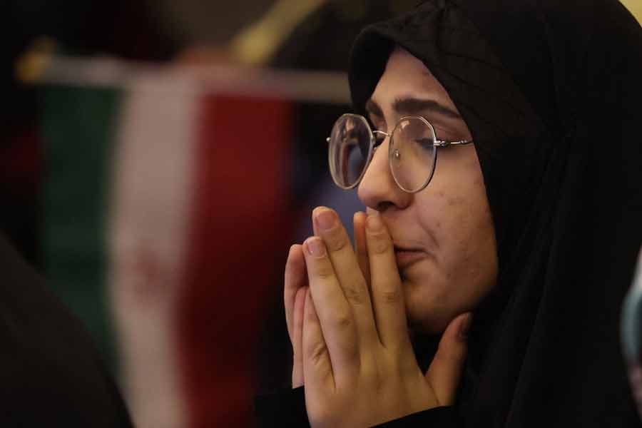 দেশটির নাম ইরান। সে দিনের সেই বদলের আঁচে আজও পুড়ছেন সেখানকার মানুষ। 