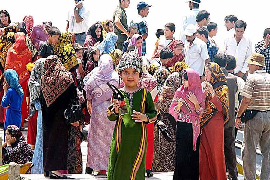 পশ্চিম এশিয়ার গোঁড়া মুসলমান দেশ হিসাবে পরিচিতি ইরানের। হিজাবে মাথা না ঢাকলে এখনও মেয়েদের কড়া শাস্তি দেয় ইরানের শরিয়তি আইন। অথচ এই ইরানই এককালে সাহেবি কেতার অন্ধ অনুকরণ করত। পশ্চিমি সংস্কৃতির পুজো করা হত এ দেশে। বিতর্কিত সেই জমকালো পার্টিও ছিল আসলে পশ্চিমী অনুকরণেরই প্রকাশ। 