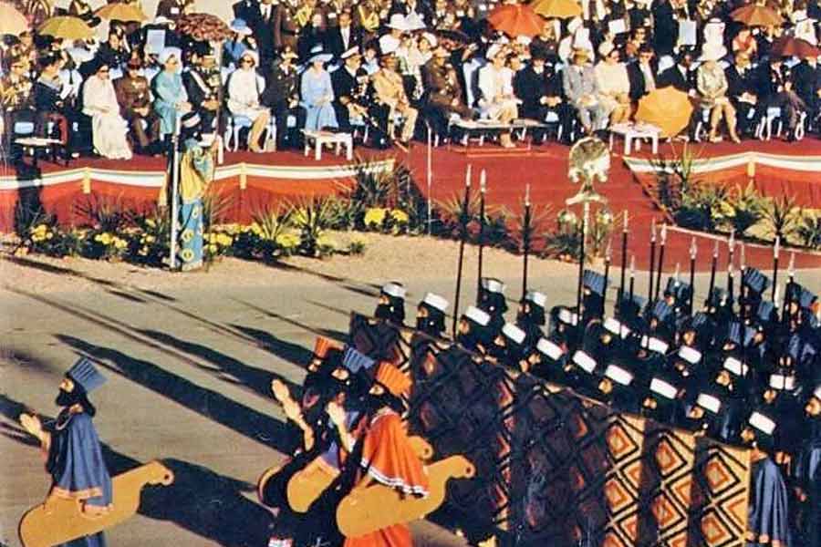 ১৯৭১ সালে ওই পার্টি দিয়েছিলেন ইরানের রাজা শাহ মহম্মদ রেজা পহ্লভি। পশ্চিমি কেতার ভক্ত ছিলেন ইরানের এই রাজাই। তাঁর আমলে ইরানে অভিজাত মেয়েরা হাঁটু ছোঁয়া স্কার্ট পরে নামতেন রাস্তায়। মাথার ঢাকা বা হিজাবের বালাই ছিল না।