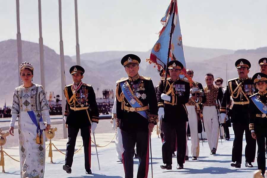সেই রাজারই হঠাৎ খেয়াল হল দেশ বিদেশের রাজারাজড়া আমির-ওমরাদের নিমন্ত্রণ করে ঢালাও পান-ভোজন আর মনোরঞ্জন করার। 