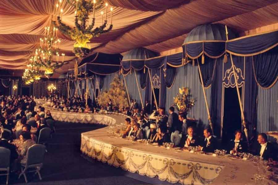 তখন ইরানের রাজধানী তেহরানের সদাবাদ রাজপ্রাসাদে থাকতেন রাজা শাহ পহ্লভি। ১১০ হেক্টর এলাকা জুড়ে বিস্তৃত সেই প্রাসাদ ছিল দেখার মতো। যার তিন দিক ঘেরা ছিল ১৮০ হেক্টর জুড়ে বিস্তৃত অরণ্যে। তবে অতিথিদের আপ্যায়নের জন্য সেই বিশাল রাজপ্রাসাদও পছন্দ হল না রাজার।