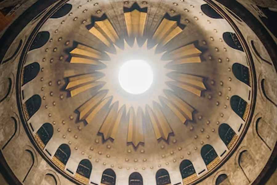 অতিথিদের থাকার জায়গা থেকে শুরু করে পানভোজনের ঘর বা মনোরঞ্জনের জায়গা— সবই এক বছর ধরে তৈরি করা হল ওই তাঁবু-শহরের ভিতরে। অতিথিদের যেন কোনও ভাবেই মনে না হয় তাঁরা কোনও আধুনিক শহরের বাইরে আছেন, তা নিশ্চিত করতে নির্দেশ দিয়েছিলেন রাজা। সেই নির্দেশ অক্ষরে অক্ষরে পালন করা হল।