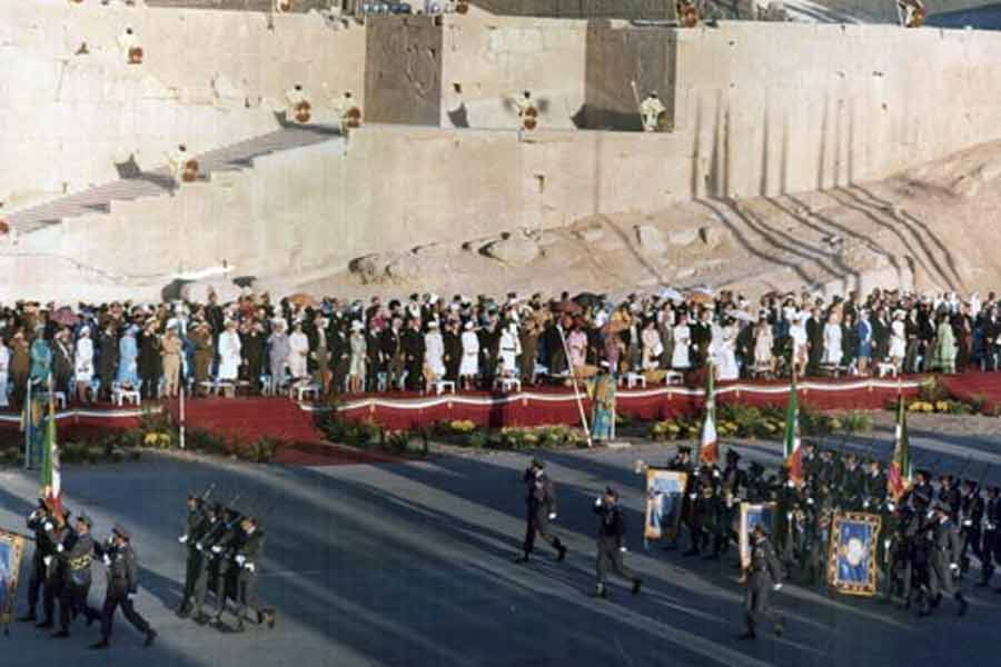 মরুভূমিতে শুধু শহর নয়, একটা অস্থায়ী রাজপ্রাসাদই বানিয়ে ফেলেছিলেন রাজা। জাজিম, ঝাড়বাতি, জাঁকজমকের কোনও কমতি ছিল না। তবে কাজটা সহজও ছিল না।