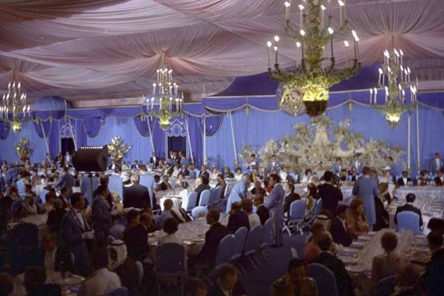 সবুজে ঘেরা সদাবাদ প্রাসাদে পাখির কলকাকলিতে ঘুম ভাঙত রাজার। অতিথিদের জন্য তাই তিনি খাঁচায় ভরে এনেছিলেন ৫০ হাজার পাখি। সেই পাখিরা অবশ্য শেষ পর্যন্ত মরুভূমিকে জঙ্গল বানাতে পারেনি। মরুভূমির আবহাওয়ায় অনভ্যস্ত ওই হাজার হাজার পাখি কয়েক দিনেই মারা যায়। 