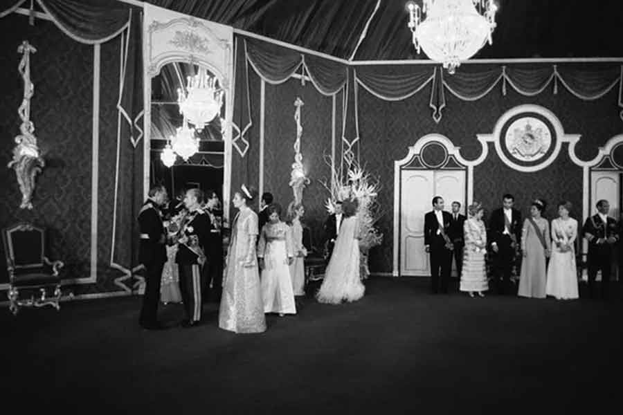 মরুভূমির বুকে যখন রাজার এই কর্মকাণ্ড চলছে, তখন ইরানের সাধারণ মানুষের দিন কাটছিল অতি কষ্টে। দেশের অন্য অংশের অবস্থা তখন এতটাই সঙ্গিন যে, অনেকের কাছে পরিস্রুত পানীয় জল পাওয়াও ছিল বিলাসিতা। দিনে তিন বেলা খাওয়া তো দূর অস্ত্‌। 