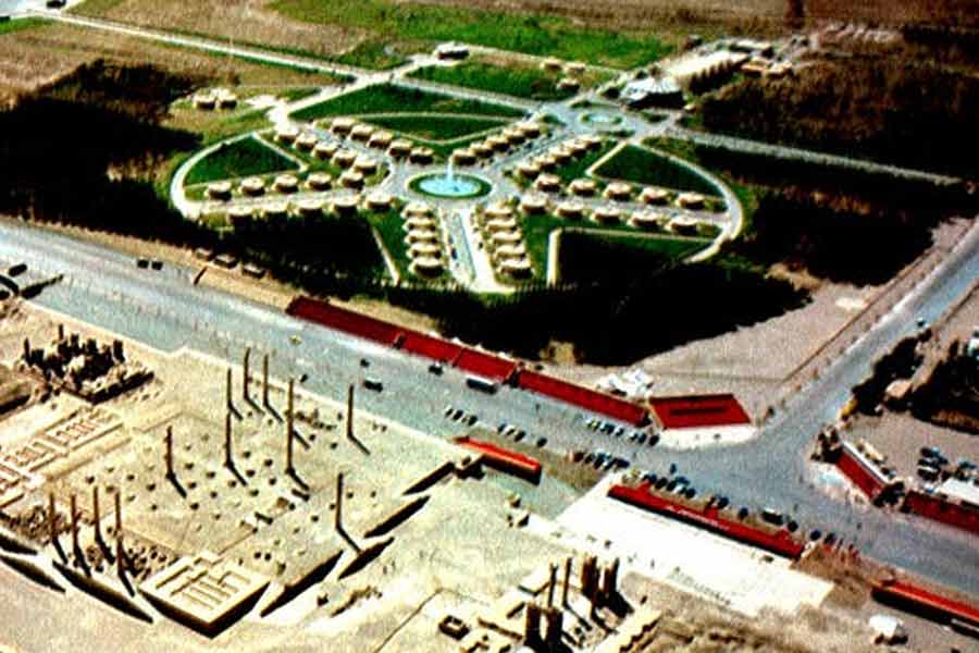 কিন্তু রাজার মাথায় তখন একটাই চিন্তা— বিদেশি অতিথিদের চোখে মুগ্ধতা আনবেন কী করে। তিন দিনের রাজকীয় আপ্যায়নে তাই তাঁবু-শহরে এল ২৫ হাজার ওয়াইনের বোতল। তৈরি হল ১৮ টন খাবার। আর অতিথিদের ফাইফরমাশ খাটার জন্য মোতায়েন করা হল ১৮০ জন সুবেশী ওয়েটার। 