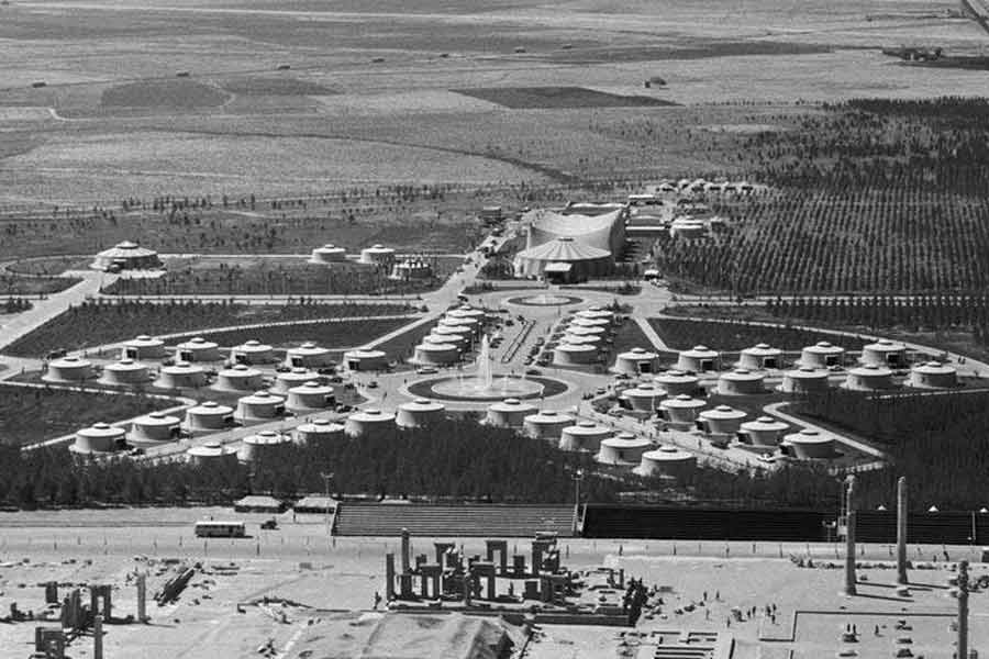 তিন দিনের সেই ঝলমলে পার্টিতে খানা-পিনা, নাচা-গানার পর অতিথিরা ফিরে গেলেন নিজের দেশে। আর ইরানের মানুষ জানলেন, তাঁরা যখন খাবারের খোঁজে হন্যে হয়ে ঘুরছেন, তখন রাজকোষ থেকে ব্যয় হয়েছে ১০ কোটি ডলার। অর্থাৎ আজকের ভারতীয় মুদ্রার হিসাবে যা হাজার কোটি টাকার সামান্য কম। 