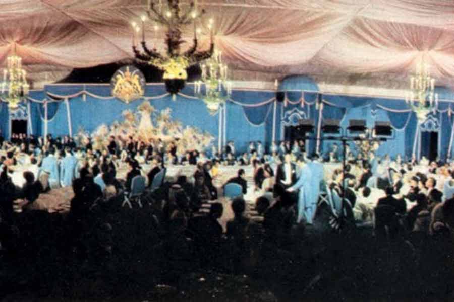 সেই সময় রাজার সমালোচক এক শিয়া ধর্মগুরু হঠাৎ করেই জনসমর্থন পেতে শুরু করেন। নাম আয়াতোল্লা রুহোল্লা মুসাভি খোমেইনি। তাঁর নেতৃত্বে জনতার রোষ একটা সময় এতটাই বেড়ে যায় যে, প্রাসাদ ছেড়ে পালাতে হয় রাজা-রানিকে।