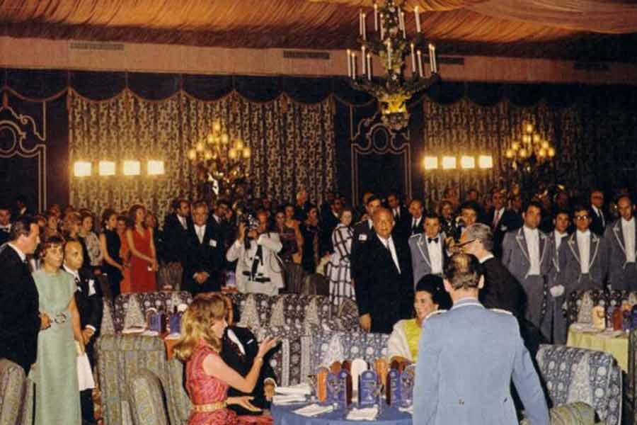 ইরানে এর পরেই খোমেইনির নেতৃত্বে তৈরি হয় নতুন সরকার— ইসলামিক রিপাবলিক অফ ইরান। দেশ জুড়ে প্রতিষ্ঠা করা হয় ইসলামিক আইন। বদলে যায় ইরানের ভাগ্য।