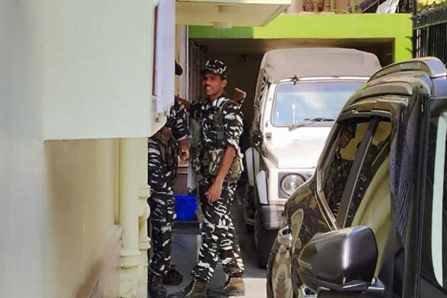 শুক্রবার একই ঘটনায় নিউ টাউনে হানা দেন কেন্দ্রীয় আধিকারিকেরা। দু’জনকে গ্রেফতার করা হয়।