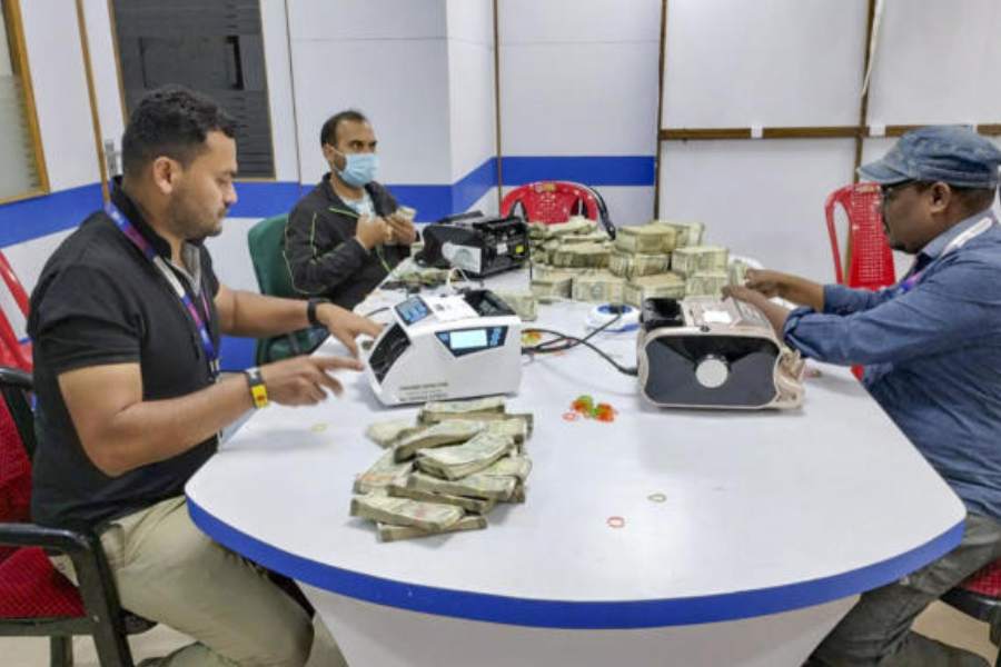 আলিপুরের একটি আবাসনে, মানিকতলা, গণেশচন্দ্র অ্যাভিনিউ, বড়বাজার, ডালহৌসি অঞ্চলের একটি অফিসে, সল্টলেকের বেঙ্গল কেমিক্যালসে দেখা যায় ইডি আধিকারিকদের। 