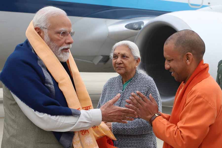  কেন্দ্রীয় বাহিনী ‘ন্যাশনাল সিকিউরিটি গার্ড’ (এনএসজি)-এর তত্ত্বাবধানে প্রশিক্ষণ দেওয়া হয়েছে উত্তরপ্রদেশ পুলিশের বাছাই করা ২০০ অফিসার এবং কর্মীকে। 