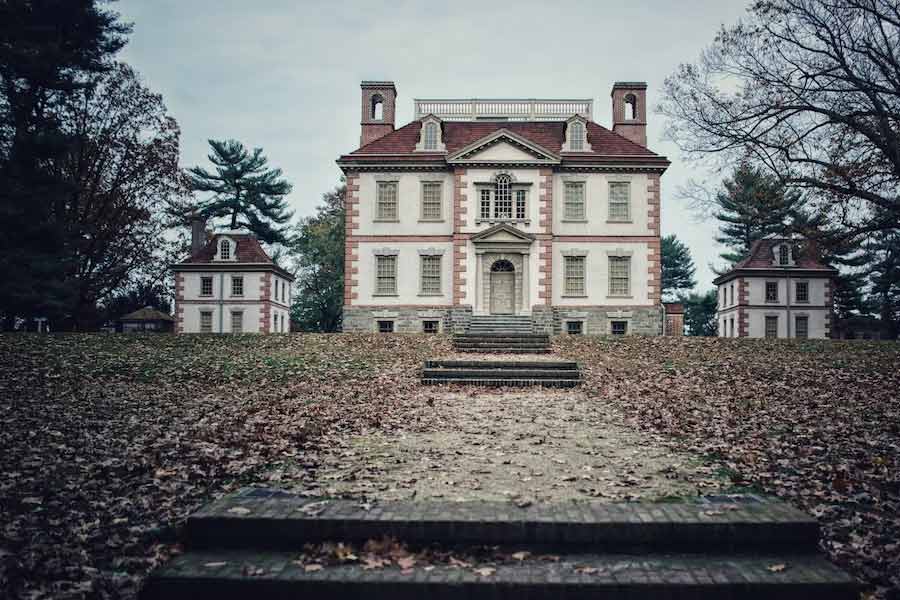 সেধে ভয় পেতে কারও ইচ্ছা করে? এমন মানুষের সংখ্যা নাকি এ পৃথিবীতে নেহাত কম নয়। সে কারণে নিজের আস্ত একটা বাড়িতে লোক ডেকে ভয় দেখানোর কাজ শুরু করেছিলেন এক ব্যক্তি। আর সেই ভয় এতটাই মারাত্মক যে, ছ’ঘণ্টার বেশি বাড়িতে কেউ টিকতে পারেননি।