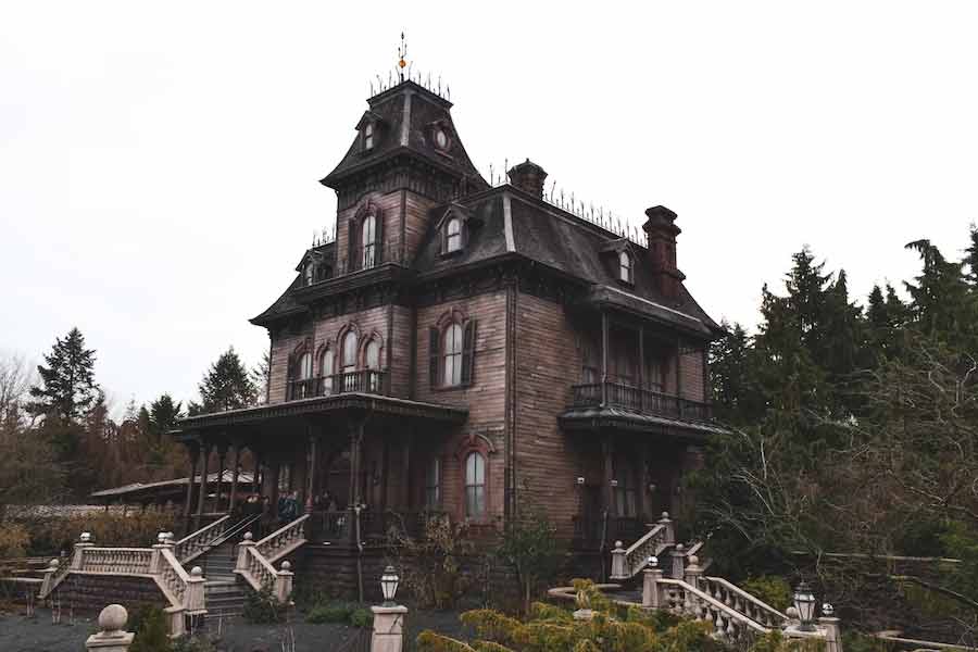 আমেরিকার ক্যালিফোর্নিয়ার সান ডিয়েগো শহরে রয়েছে সেই বাড়ি। নাম ম্যাককামে ম্যানর। এটিকে বলা হয় ‘পৃথিবীর সবচেয়ে ভয়ের বাড়ি’। যাঁরা সেখানে গিয়েছেন, বলেন, ওই বাড়ি আসলে ‘দুঃস্বপ্ন’।