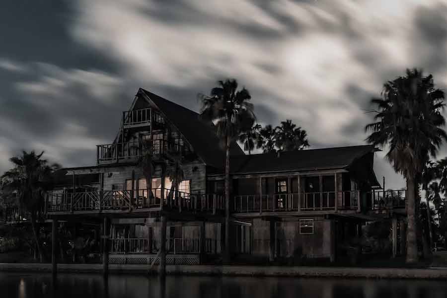 বাড়ির মালিক রাস ম্যাককামে। তিনি নৌসেনায় কাজ করেছিলেন ২৩ বছর। নিজের বাড়িতে ২০০০ সালে বাচ্চাদের জন্য হ্যালোউইন পার্টির আয়োজন করেন তিনি।