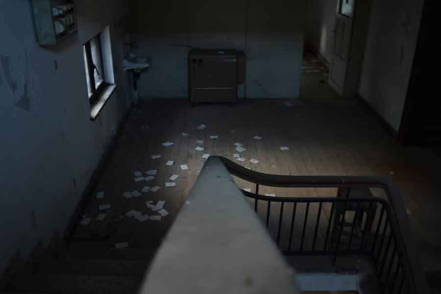 কেন হঠাৎ এ রকম ভাবনা এসেছিল রাসের? একটি সংবাদমাধ্যমকে তিনি বলেছিলেন, ‘‘আমি মানুষকে ভয়ের সিনেমার মতো অভিজ্ঞতা বাস্তবে দিতে চাই। তবে তা সিনেমার মাধ্যমে সম্ভব নয়। সিনেমা আর বোকা বানাতে পারে না আমাদের।’’