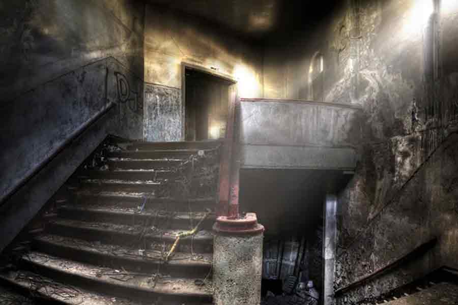 বাড়ির ভিতরের বেশ কিছু ভিডিয়ো মাঝেমধ্যেই প্রকাশ্যে এসেছে। তাতে দেখা গিয়েছে, নকল রক্ত ঢেলে দেওয়া হচ্ছে লোকজনের গায়ে। মুখ, হাত বেঁধে বিকট শব্দের মধ্যে বসিয়ে রাখা হচ্ছে দীর্ঘ ক্ষণ।