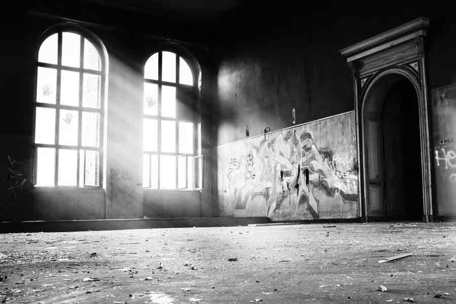 যাঁরা ভয় পেতে এসেছেন, তাঁদের গলা টিপে থাকছেন মুখোশ পরা স্বেচ্ছাসেবীরা। ভয়ে চিৎকার করছেন তাঁরা। কাউকে আবার ফ্রিজে ঢুকিয়ে বন্ধ করে দেওয়া হচ্ছে দরজা। অভিযোগ, লোকজনকে মেরে হাড়ও ভেঙে দেওয়া হয়েছে সেই বাড়িতে। টেনে হিঁচড়ে ঘোরানো হয়েছে প্রায় এক কিলোমিটার।