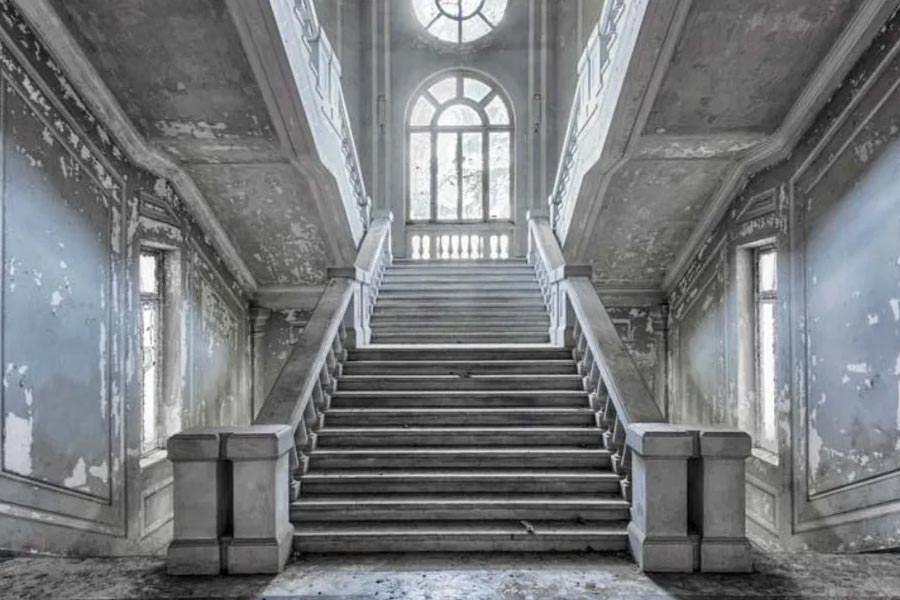 বাড়িতে ক্রমাগত হয় ভূতুড়ে শব্দ। চোখের উপর ফেলা হয় আলো। এ সবের বদলে লোকজনের থেকে টাকা নিতেন না ম্যাককামে। কুকুরের জন্য খাবার দান করে যেতে বলতেন।