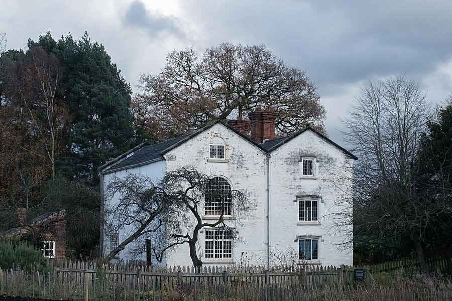 এই নিয়ে বিভিন্ন সময় ম্যাককামের দিকে আঙুল উঠেছে। অনেকে তাঁর মানসিক সুস্থতা নিয়েও প্রশ্ন তুলেছেন। অভিযোগ করেছেন, তিনি ‘স্যাডিস্ট’। অনেক মামলাও হয়েছে। তথ্যচিত্র, সিনেমা, সিরিজ়— সবই হয়েছে এই বাড়ি নিয়ে।