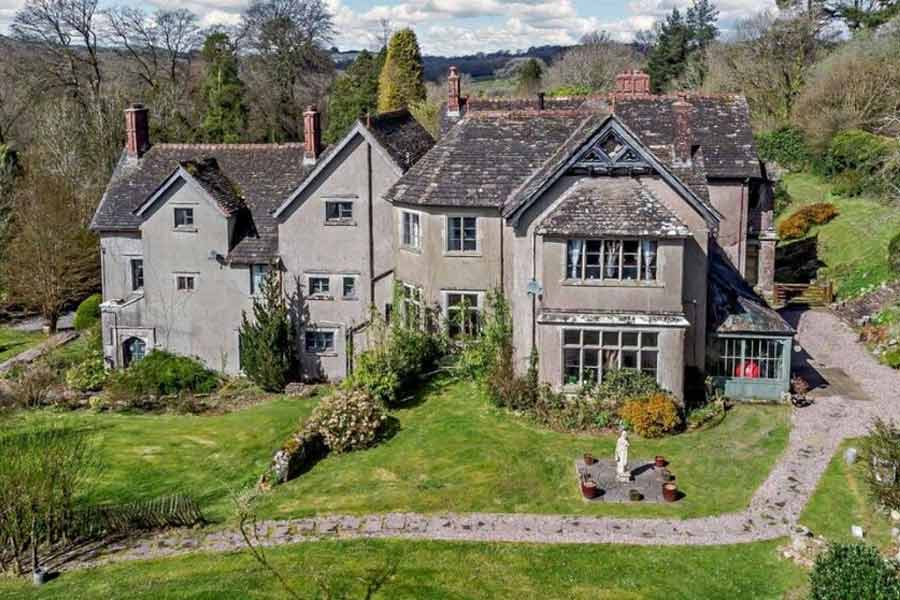 ২০২৩ সালে তাঁর বিরুদ্ধে তদন্তের নির্দেশ দিয়েছে টেনিসির আদালত। জানিয়েছে, এই বাড়িতে সত্যিই ‘ক্রেতা সুরক্ষা আইন’ লঙ্ঘিত হচ্ছে কি না, দেখতে হবে। সেই তদন্ত এখনও চলছে।