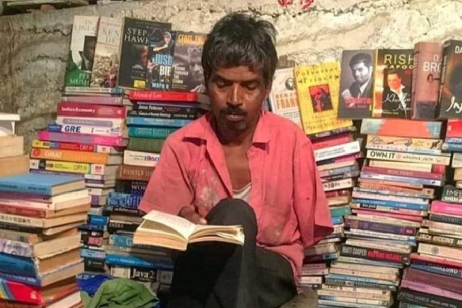 অর্থ, সাফল্যের পিছনে দৌড় যেন চিরকালীন। এই ‘প্রতিযোগিতা’ দিনের পর দিন মাথাচাড়া দিয়ে উঠছে আরও। কিন্তু প্রতিযোগিতা থেকে মুখ ফিরিয়ে রয়েছেন রাকেশ। তবে তিনিও ‘ছুটছেন’। তবে ছুটছেন অন্য পথে। ফুটপাথে বসে বই পড়েন তিনি, বই ভাড়াও দেন। তিনিই তাঁর জীবনের রাজা।