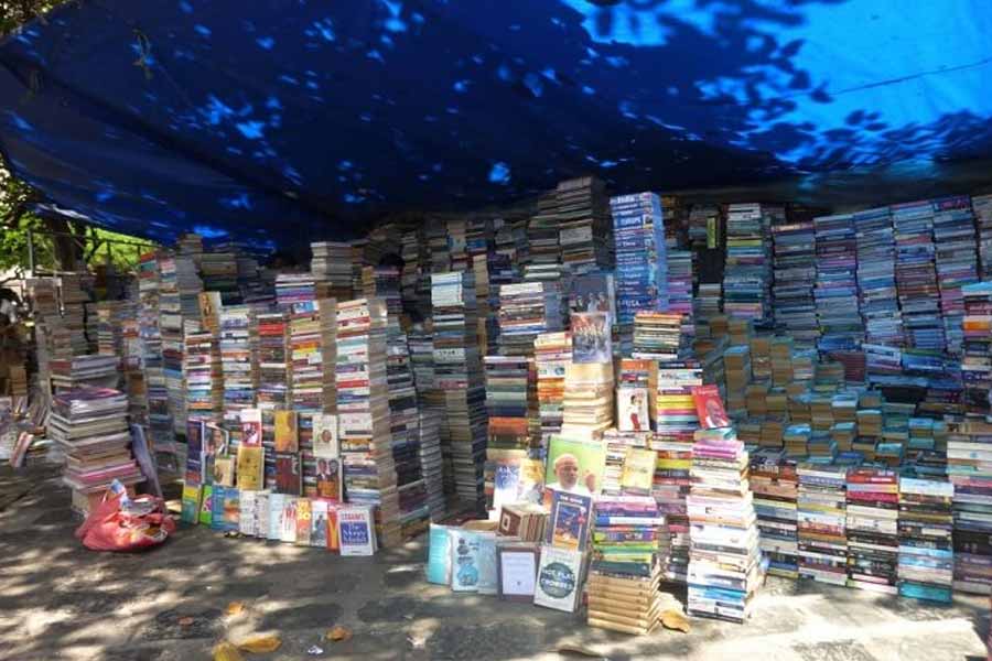 যে মুম্বইয়ে হাজারো স্বপ্ন নিয়ে লোকে আসেন, সেই মুম্বইয়েই থাকেন রাকেশ। বাঁ হাতটি হারিয়েছেন তিনি। তবে একটি হাত নেই বলে কোনও ক্ষোভ, আফসোস নেই। দিব্য রয়েছেন তিনি।