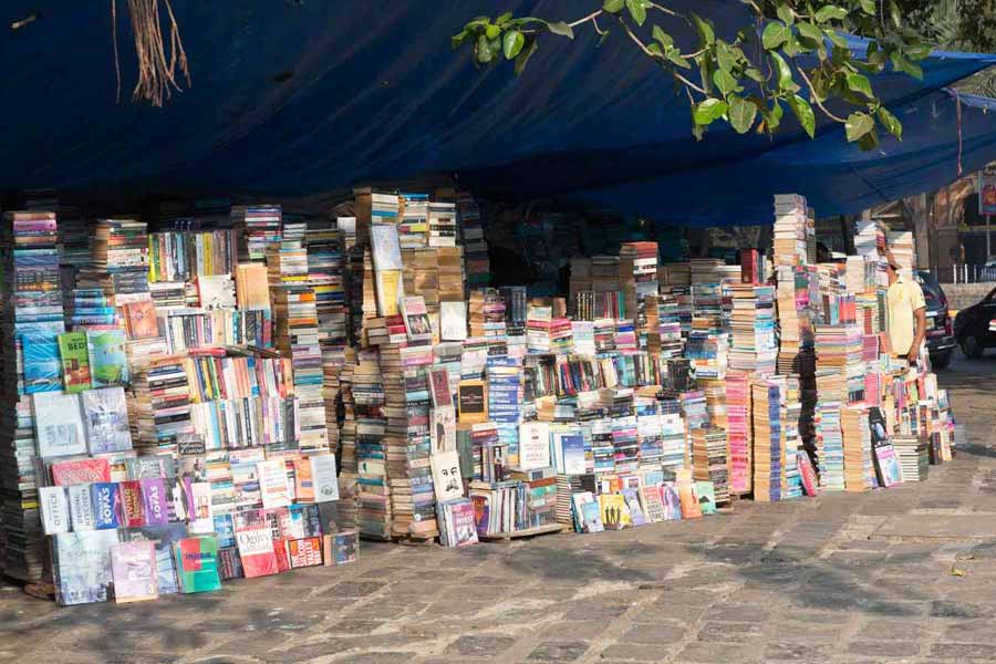 মুম্বইয়ের অন্ধেরির ফুটপাথে বসে থাকতে দেখা যায় রাকেশকে। বুকখোলা শার্ট, ভিতরে স্যান্ডো গেঞ্জি পরা। চারদিকে ছড়িয়ে-ছিটিয়ে রয়েছে বই। বিভিন্ন ভাষার, বিভিন্ন ঘরানার। ওই ফুটপাথে বসেই বই পড়েন তিনি।