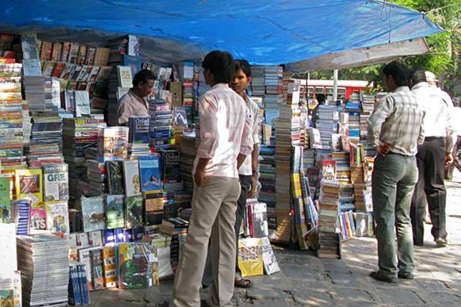 জীবনে কোনও রকম বিলাসিতা চান না রাকেশ। বই পড়তে ভালবাসেন। তাই সারা দিন বই পড়েই সময় কাটান। ফুটপাথে বসে বই ভাড়া দিয়ে রোজগারও করেন তিনি। 