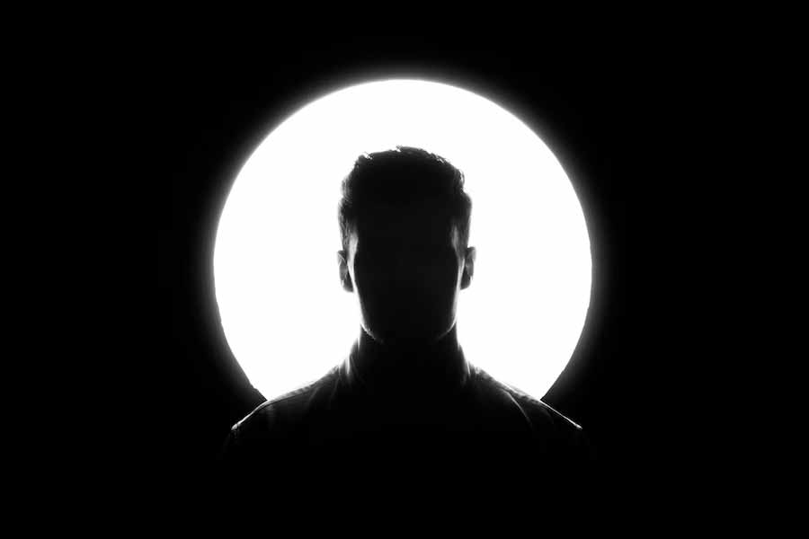 তাঁকে সাহায্য না করে বরং যাঁরা সেই পরিমাণ অর্থ পেলে ভাল ভাবে দিনযাপন করতে পারবেন তাঁদের আর্থিক সহায়তা করার পরামর্শ দিয়েছিলেন রাকেশ।