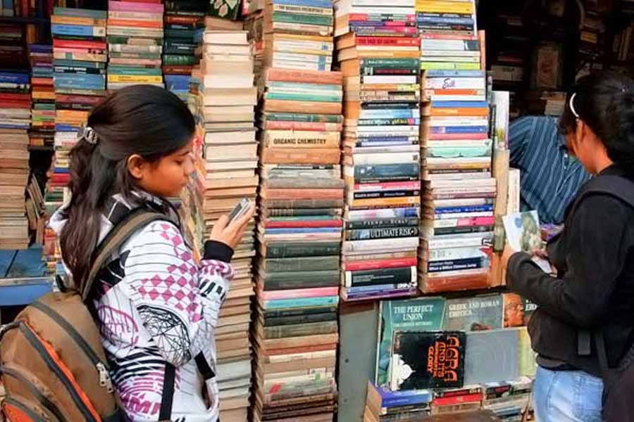 বই ভাড়া দিয়ে রোজগার করেন রাকেশ। নানা রকমের, নানা ভাষার বই সংগ্রহে রয়েছে তাঁর। অন্ধেরির ফুটপাথে সেই বইগুলি সাজিয়ে বসেন রাকেশ। কম দামে ওই পুরনো বইগুলি ভাড়া দেন তিনি। কাজের ফাঁকে ফাঁকে বইও পড়েন রাকেশ।