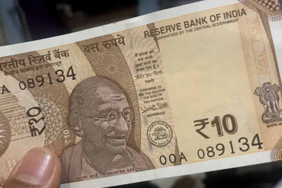 সংগ্রহে রাখা প্রতিটি পুরনো বই মাত্র ১০ টাকা মূল্যে ভাড়া দেন রাকেশ। কিন্তু গ্রাহকদের জন্য রয়েছে বিশেষ শর্ত।