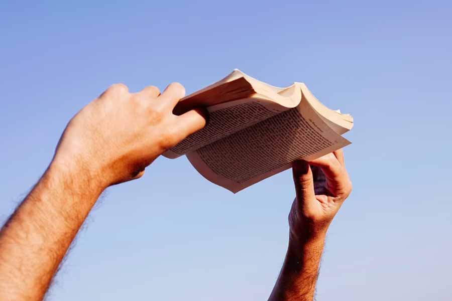 ১০ টাকার বিনিময়ে পুরনো বই দেওয়ার সময় ক্রেতাদের কাছে শর্ত রাখেন রাকেশ। বই পড়ার পর আবার তা ফেরত দিতে হবে ঠিক যেমন অবস্থায় নেওয়া হয়েছিল সেই অবস্থাতেই।