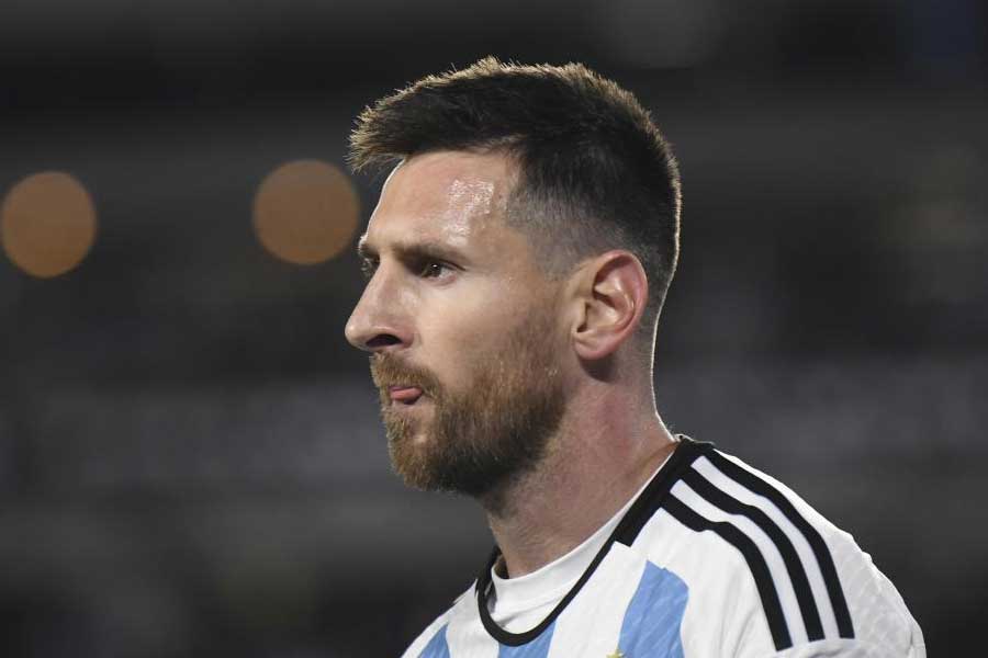 আর্জেন্টিনায় একটি রেডিয়ো চ্যানেলে সাক্ষাৎকার দিয়েছিলেন মেসি। অ্যান্ডি কুশনেৎজ়ফের অনুষ্ঠান ‘পেরোস দে লা কাল’-এ। সেই সঙ্গে আরও এক জনের স্বপ্নপূরণ করেছিলেন, যিনি আর এই দুনিয়ায় নেই।