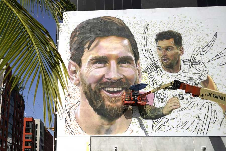 কার্ডে মেসিকে যিশুর রূপে দেখিয়েছিলেন টমাস। সাফল্য চেয়ে লিখেছিলেন প্রার্থনার বার্তা। চেয়েছিলেন, বিশ্বকাপে ফুটবল মেসি-ভক্তদের হাতে তুলে দেবেন সেই কার্ড। তখন জুলিয়ানার সঙ্গে বিয়ে হয়নি টমাসের। প্রেমিকাকে বলেছিলেন, ‘‘এমন কেউ কি থাকবেন, যিনি এই কার্ড নিতে চাইবেন না!’’