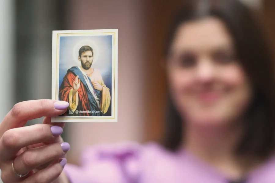 এর পরে দলের যে দিন খেলা ছিল, তার মাঝেই বিভিন্ন বন্ধুদের সেই কার্ডের ছবি তুলে মেসেজ পাঠাতে শুরু করেছিলেন জুলিয়ানা। সেই মেসেজ পাঠানোর পরের মুহূর্তেই গোল করে আর্জেন্টিনা।