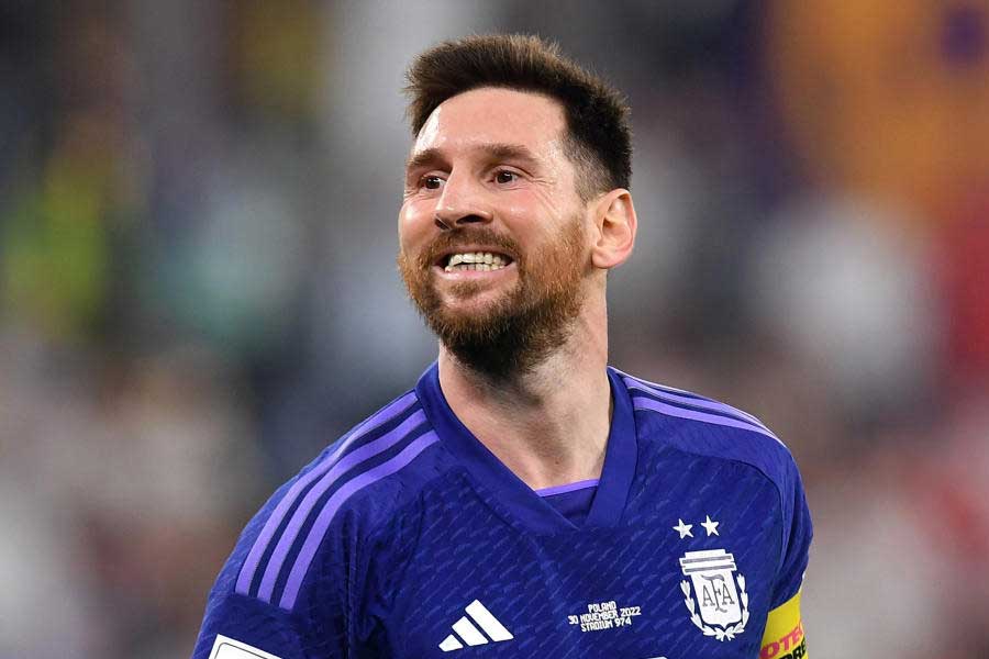 মেসির হাতে তখন টমাসের তৈরি সেই কার্ড। তিনি বলেন, ‘‘আমার হাতে সেই কার্ড। কিন্তু আমি দুঃখিত। তবে আমি নিশ্চিত, কোথাও থেকে টমাস আমাকে অবশ্যই কাপ নিতে দেখেছে।’’ একেই বলে স্বপ্নপূরণ!   