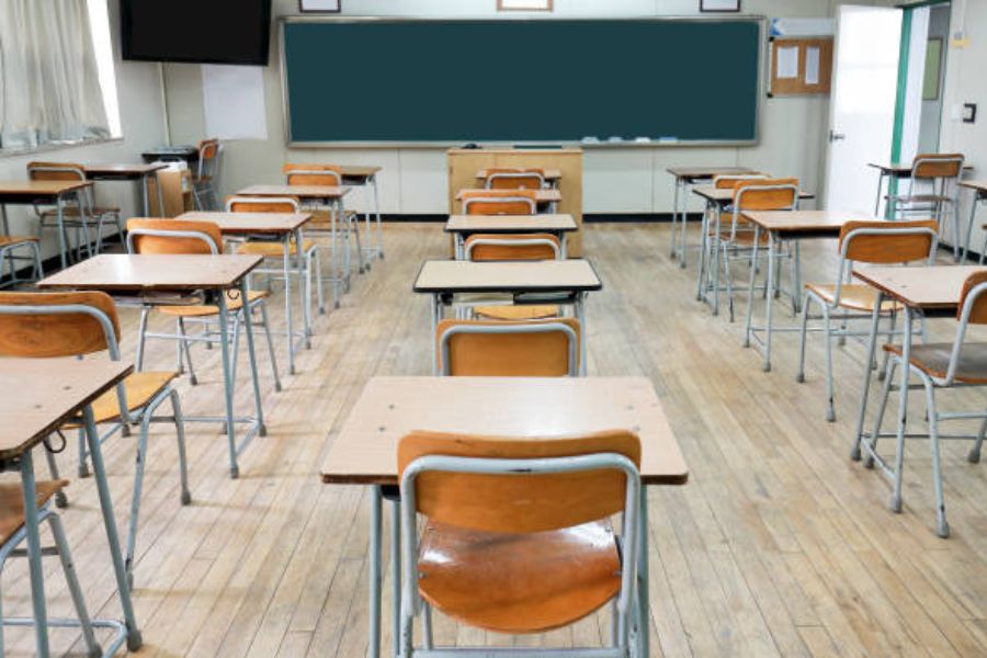 যদিও তাঁর এই ব্যাখ্যায় সন্তুষ্ট হননি স্কুল কর্তৃপক্ষ এবং জেলার শিক্ষা দফতর। ওই শিক্ষকের বিরুদ্ধে কঠোর পদক্ষেপ করার দাবিতে আগেই সরব হয়েছিলেন নেটাগরিকদের বড় একটি অংশ।