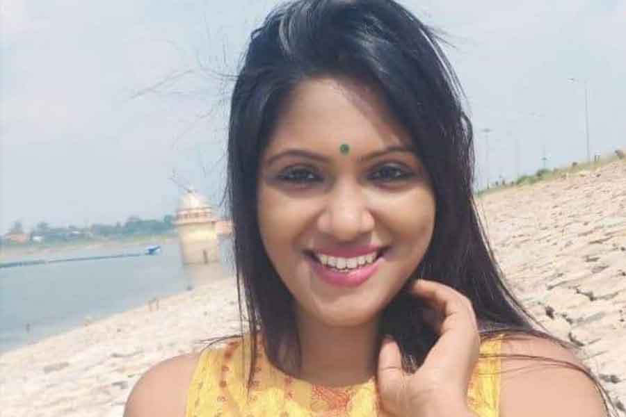 শিলিগুড়ি মহকুমা পরিষদের সহকারী সভাধিপতি তিনি। আদিবাসী সম্প্রদায় থেকে উঠে আসা রোমা শিলিগুড়ির রাজনৈতিক মহলে বেশ পরিচিত মুখ। সব কিছুই চলছিল ভাল। কিন্তু বিতর্কের শুরু গাড়িতে নীলবাতি লাগানো নিয়ে। মহকুমা পরিষদের সহকারী সভাধিপতি হয়ে কেন গাড়িতে নীলবাতি লাগালেন, তা নিয়ে প্রশ্ন তুলেছেন বিরোধীরা। শুরু তরজা।