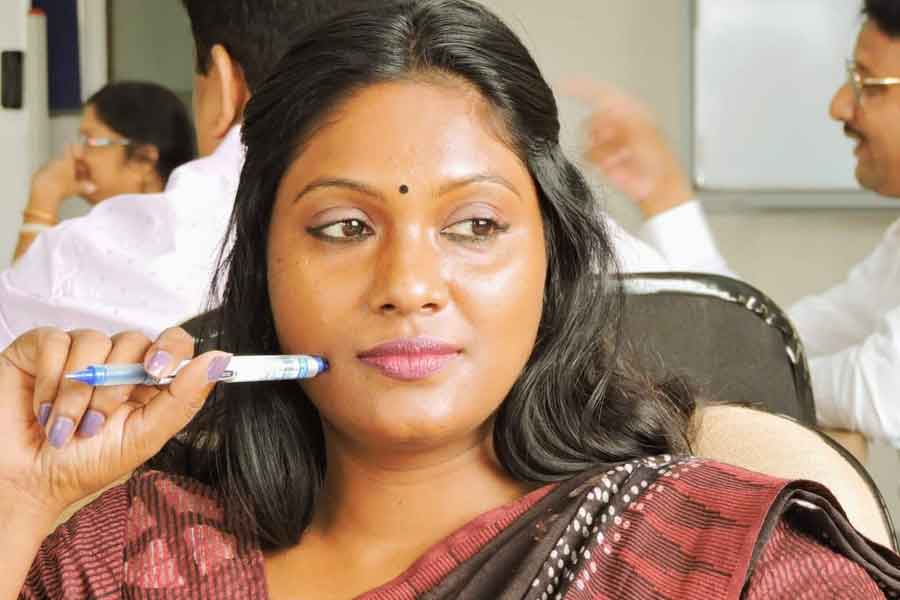 শিলিগুড়ি মহকুমা পরিষদের ত্রিস্তরীয় পঞ্চায়েত নির্বাচনের সময় আদিবাসী সম্প্রদায় থেকে রাজনীতির ময়দানে উঠে এসেছেন অভিনেত্রী রোমা। শিলিগুড়ি মহকুমা পরিষদের সিংহভাগ এলাকা আদিবাসী অধ্যুষিত। কাজেই আঞ্চলিক ভাষায় সিনেমার পরিচিত মুখ রোমাকে তুরুপের তাস করে তৃণমূল।